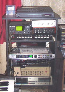 SVS-Studio-Rack: Roland MV-30, Yamaha TG300, drei Eigenbauten, Behringer Virtualizer, Sony DTC-ZE700, 10-Kanal-Mischer, Alpine AL-35
